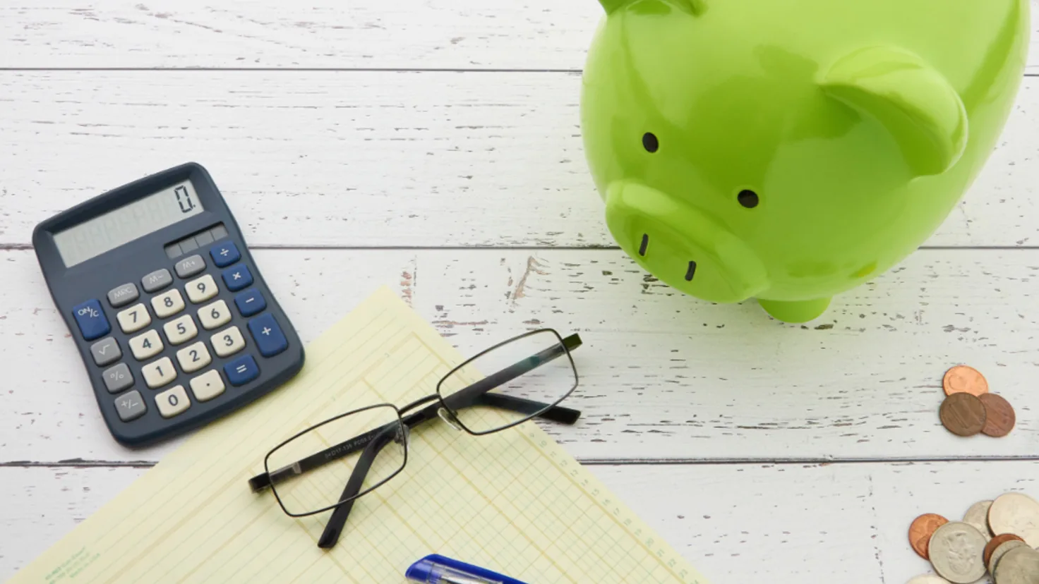 Livret A et pièces en euros posés sur une table, illustration du taux du Livret A révisé au 1er août 2026