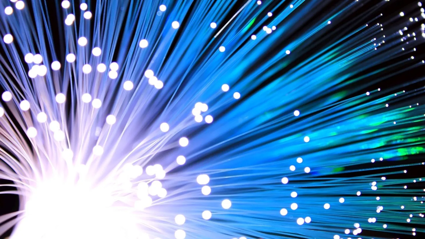 Câble à fibre optique éclairé, symbole du trafic de données visé par la taxe au gigaoctet