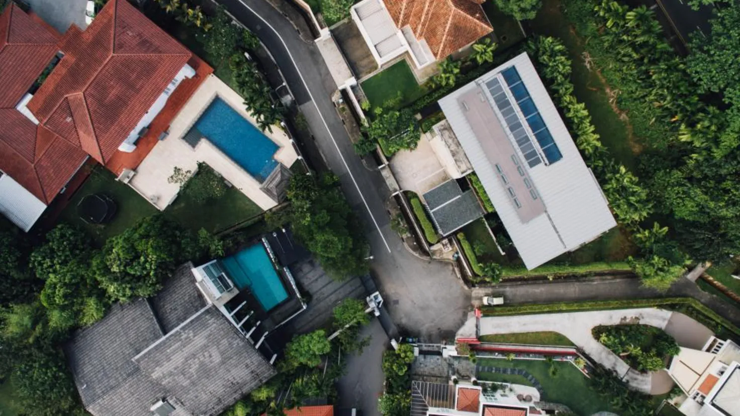 Vue aérienne de maisons individuelles avec jardins, propriétés soumises à la taxe foncière