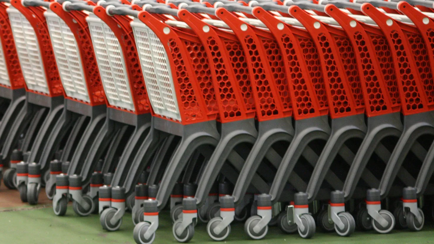 Rangée de chariots de supermarché, symbole des techniques marketing de la grande distribution
