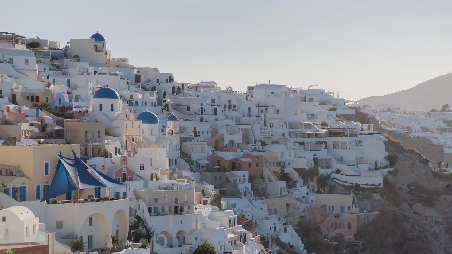 Village aux toits blancs chaulés d'Oia à Santorin, où chaque toit blanc renvoie le soleil pour garder les maisons fraîches