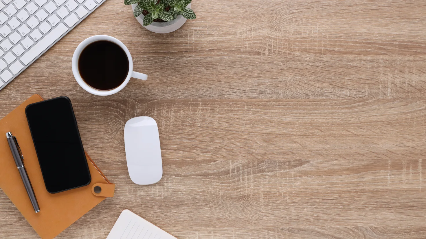 Vendre ses créations digitales en ligne : un poste de travail de créateur avec ordinateur, carnet et stylo, prêt à mettre une pièce en vente