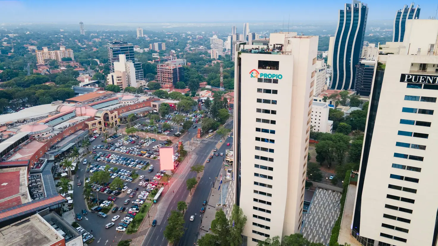 Vue aérienne d’Asunción au Paraguay, tours modernes, avenue arborée et ville verte à perte de vue, illustration d’un article sur le fait de vivre au Paraguay