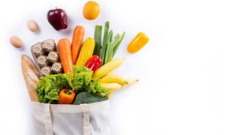 faire des économies sur les courses - Des-fruits-des-legumes-et-des-œufs-dans-un-sac